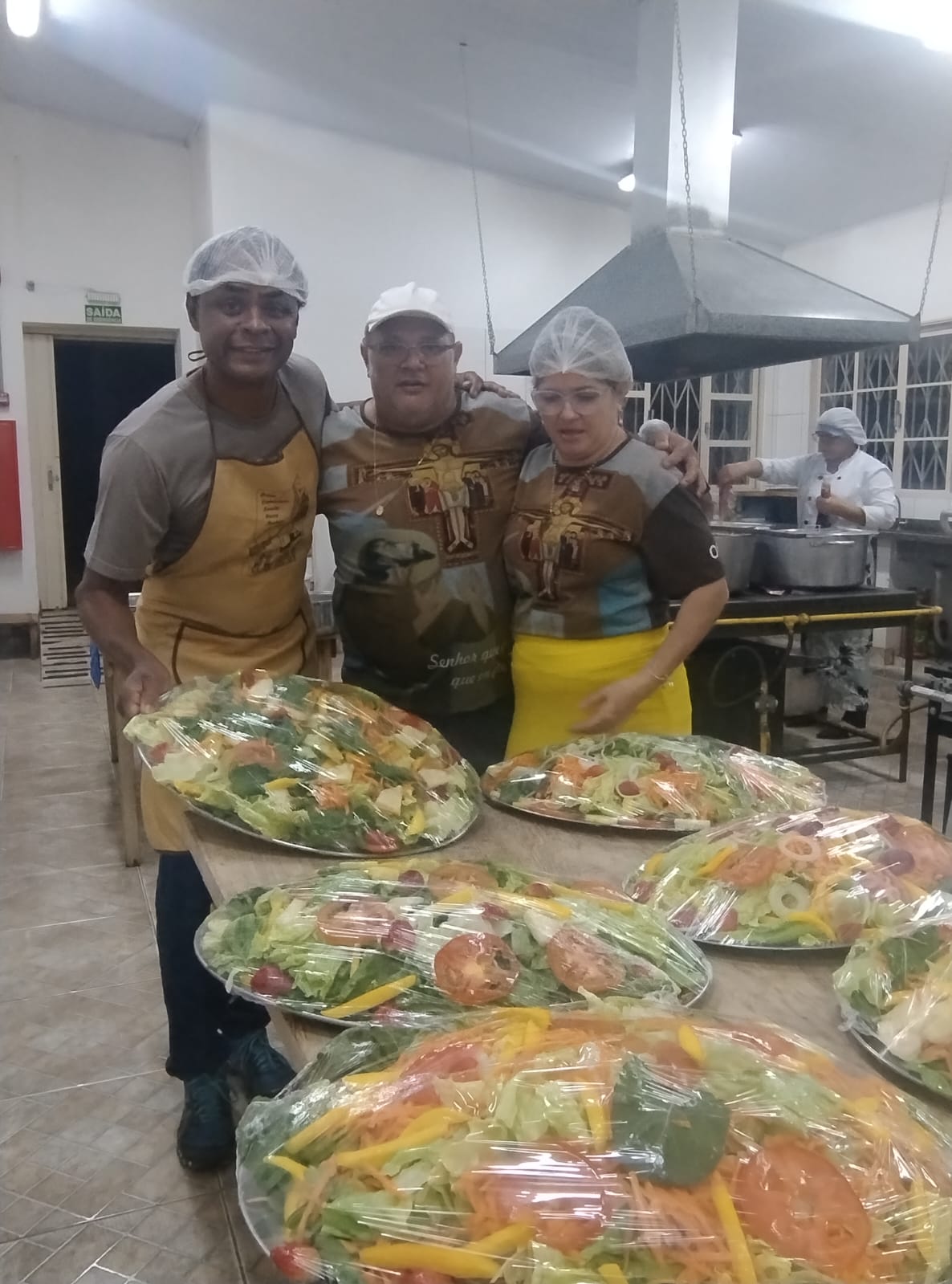 Saladas frescas preparadas para o evento